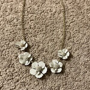 The Limited White Floral Necklace